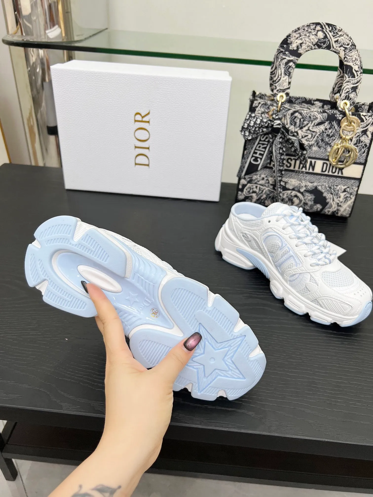 p560🐮🐮This Dior Chrono sports half slipper reinterprets running shoes with Dior's haute couture style. Gray mesh fabric is paired with tonal suede calfskin panels, the CD logo on the side, the star patch on the tongue and the Dior logo on the heel, all in classic fine detail. Featuring two-tone laces and a lightweight sole with star graphics, they can be worn year-round. Size: Women’s size 35-41 (35/42 can be customized) Men’s size 40-46 (men’s version is being printed) Color: 12 colors available